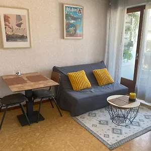 Paisible Studio Avec Agréable Loggia Et Vue Dégagée Appartement